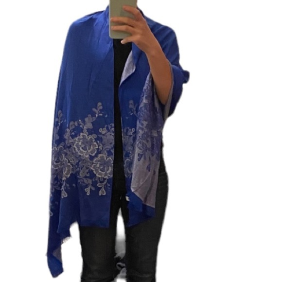 Blue 100% silk scarf with flower motif. - Picture 1 of 9